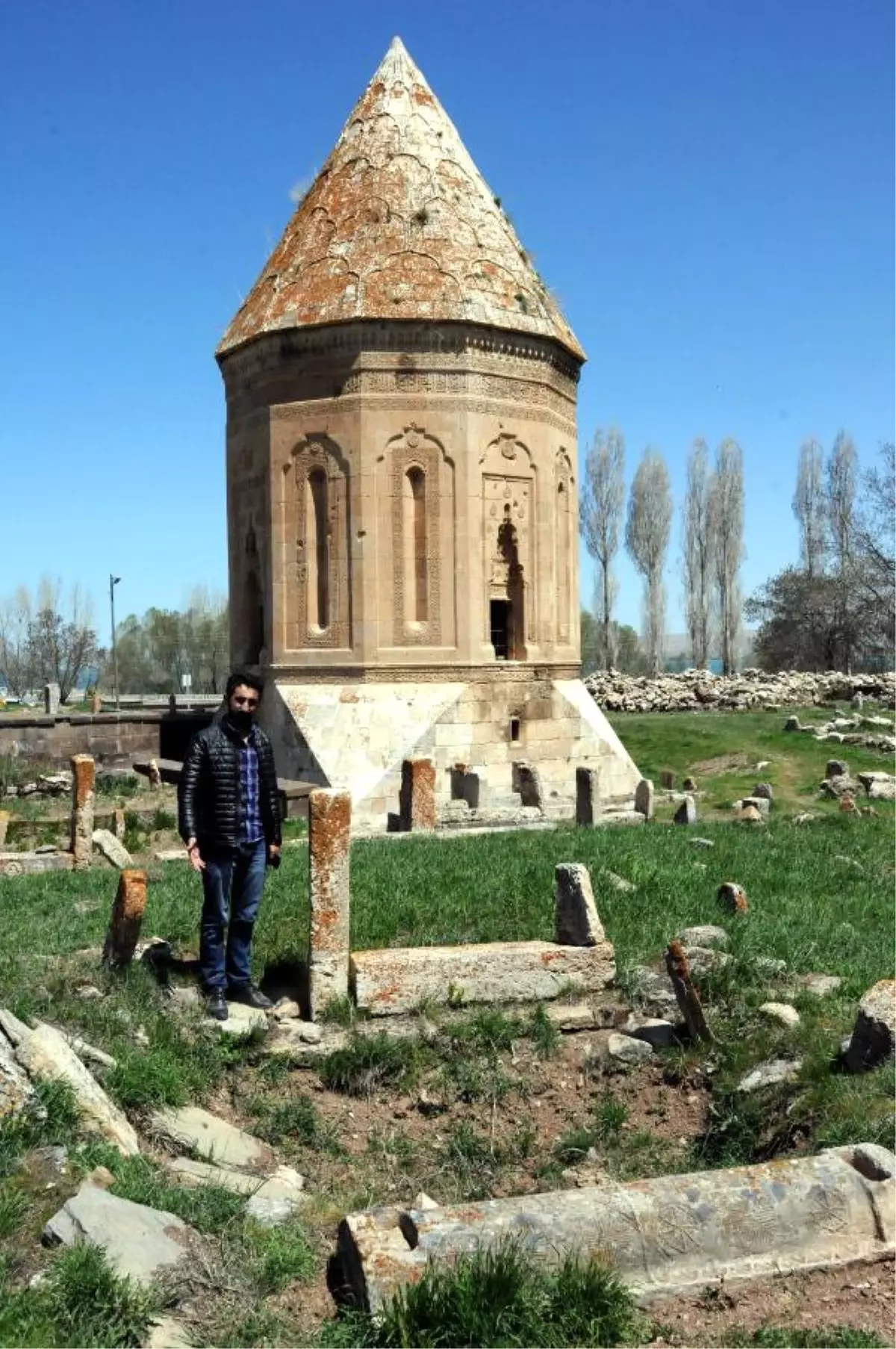 Selçuklu Mezarlığı, Define Avcıları Tarafından Tahrip Ediliyor