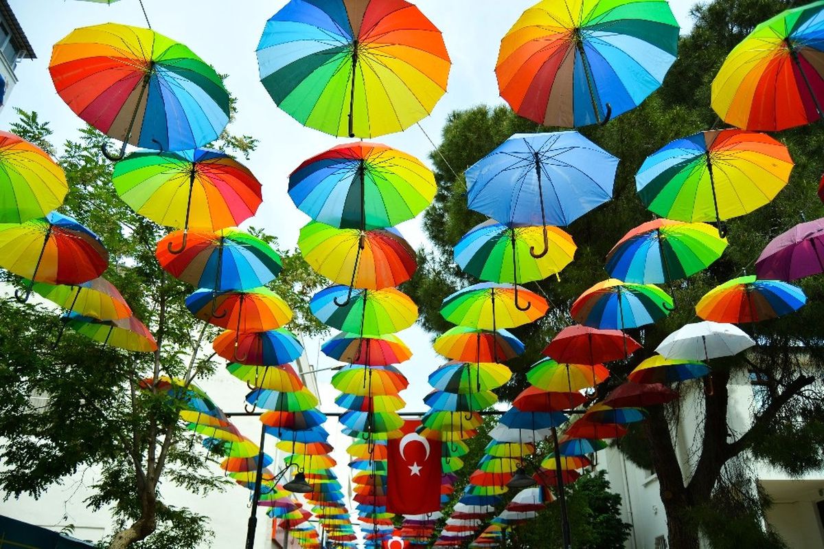 Şemsiyeli Sokak\'ta Renk Cümbüşü