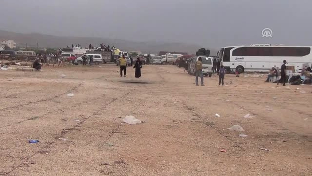 Suriye\'de Rejim Kuşatmasındaki Vaer\'den Tahliyeler Sürüyor