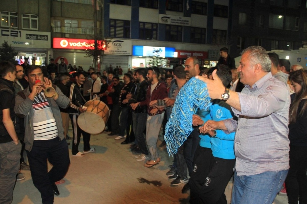 Türkiye Şampiyonu Ekip Hakkari\'de Davul Zurna ile Karşılandı