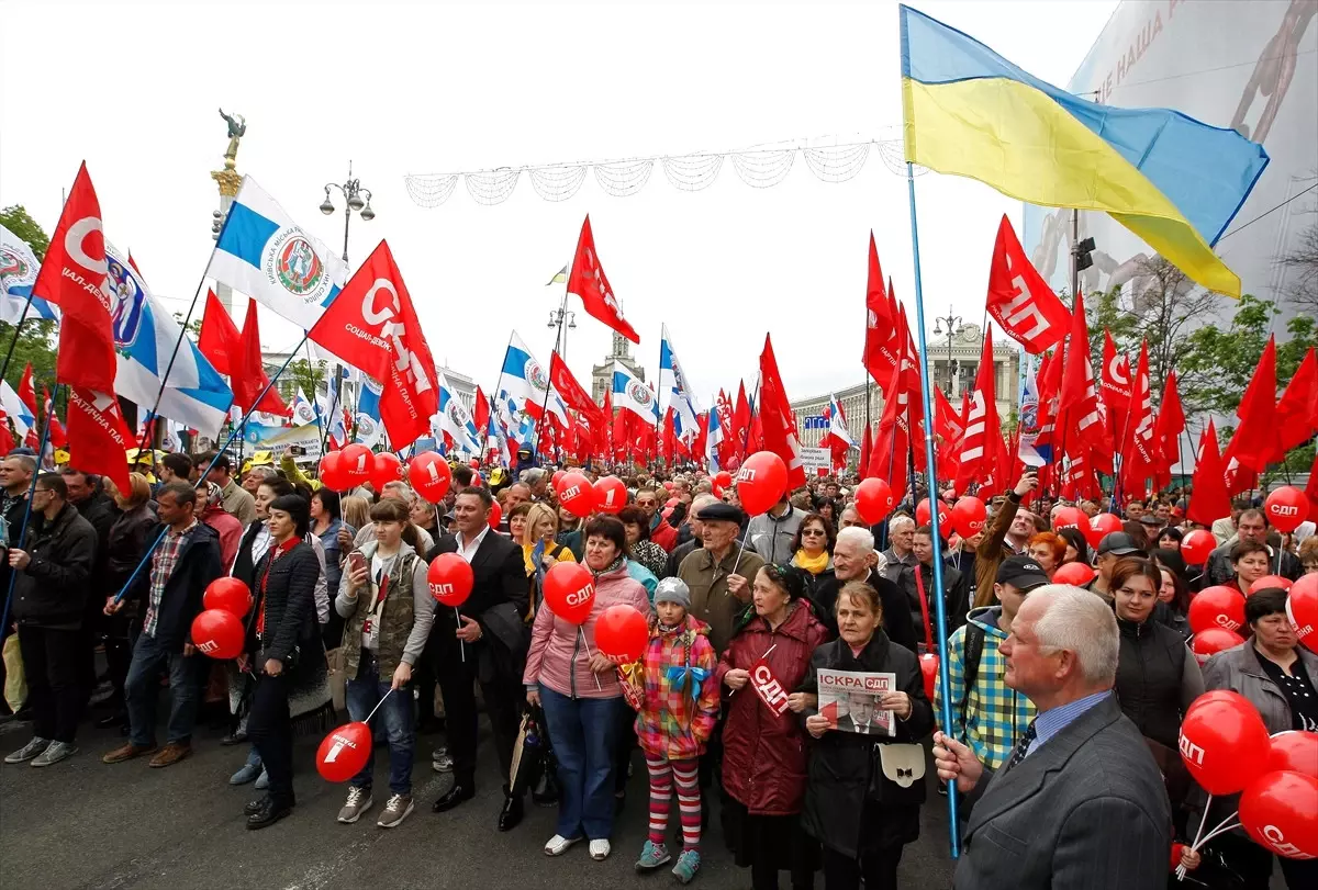 Ukrayna\'da 1 Mayıs: Maskeli Gençler, Yaşlılara Saldırdı