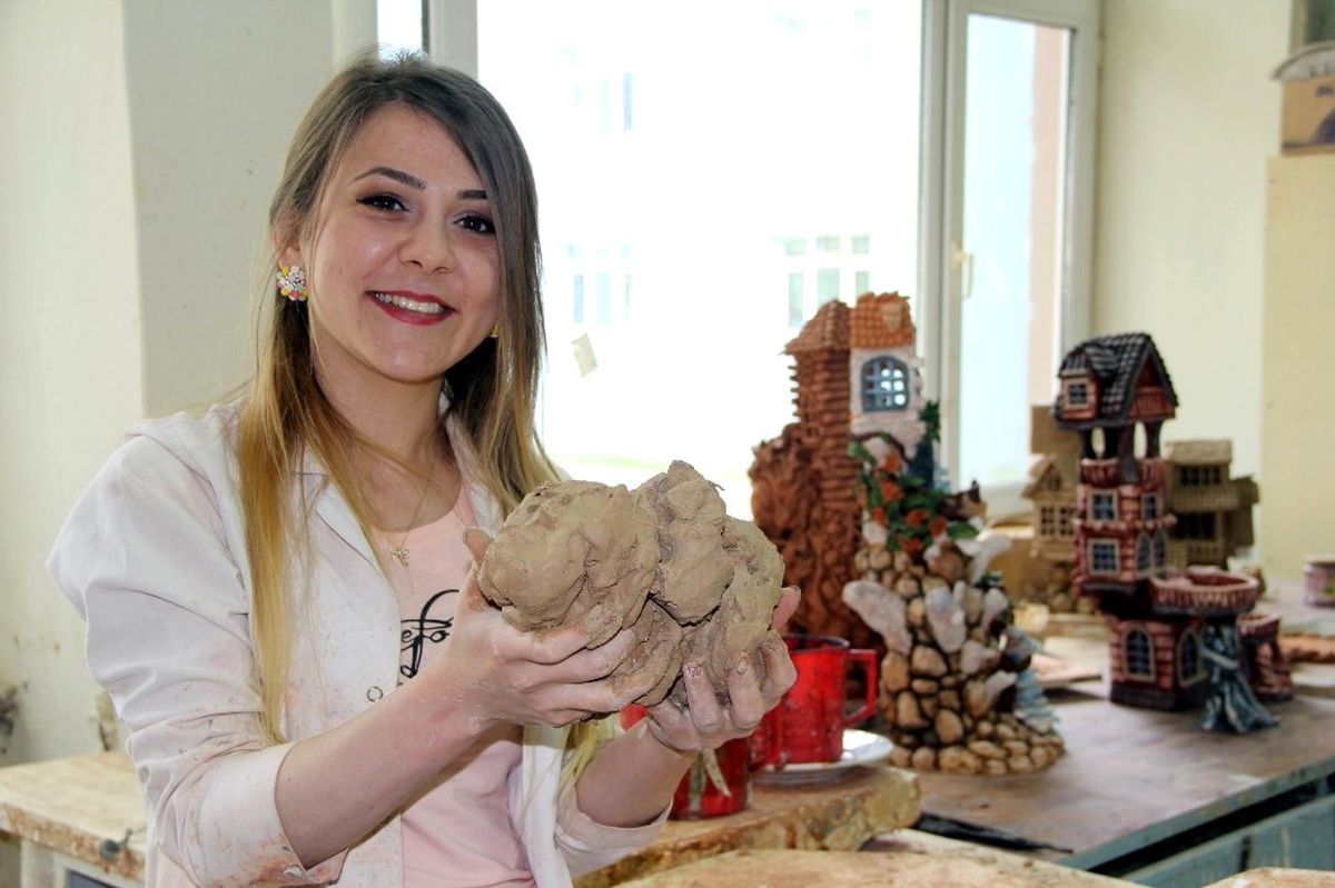 Üniversite Öğrencisinin Çamurdan Yaptığı Evler Göz Kamaştırıyor