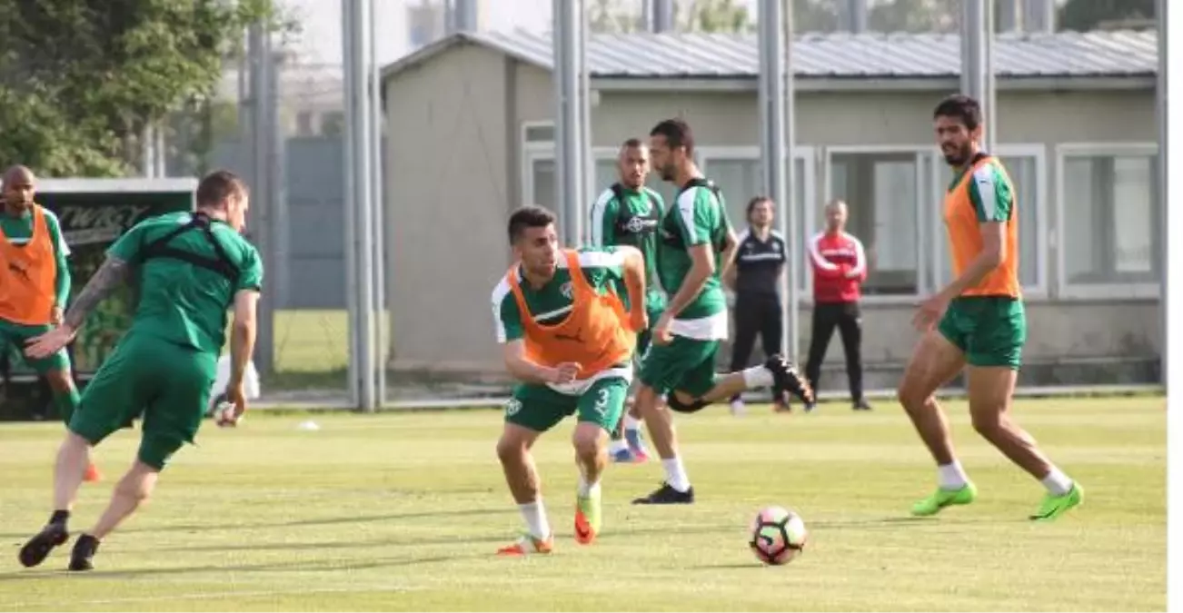 Adnan Örnek Bursaspor\'da İlk Antrenmanına Çıktı