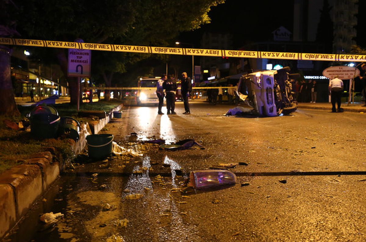 Antalya\'da Turşu Yüklü Kamyonet Devrildi: 1 Ölü, 1 Yaralı
