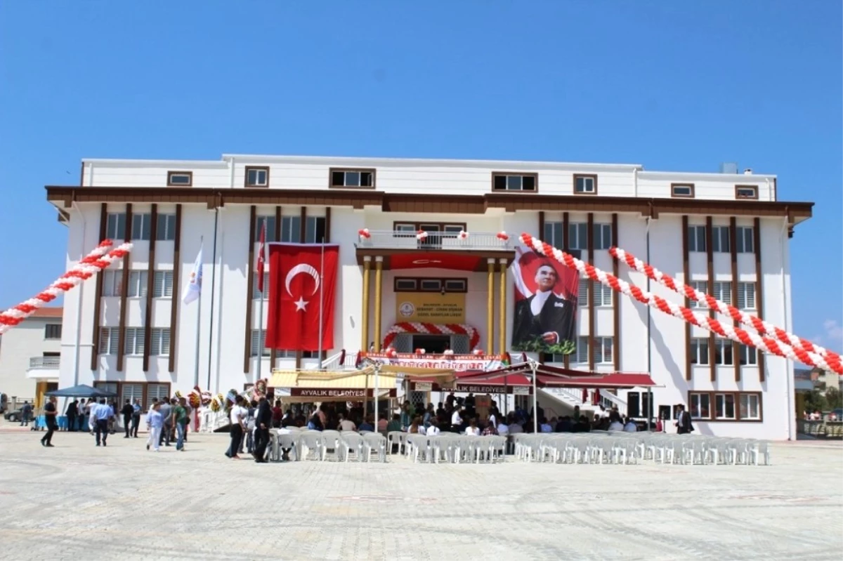 Ayvalık\'ta Sebahat-Cihan Şişman Güzel Sanatlar Lisesi\'nin Açılış Coşkusu