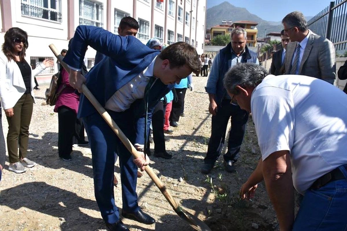 Buharkent\'te Her Öğrencinin Dikili Bir Ağacı Olacak