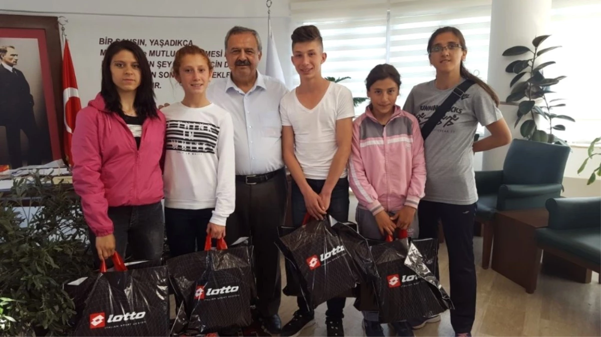 Burhaniye\'de Başkan Uysal Özel Sporculara Sponsor Oldu