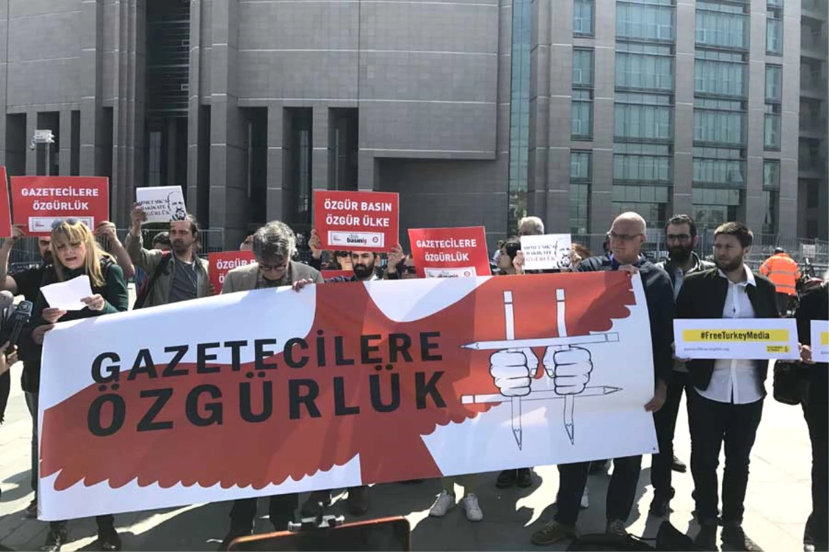 Dha İstanbul-  Adliye Önünde Tutuklu Gazeteciler İçin Özgürlük Eylemi