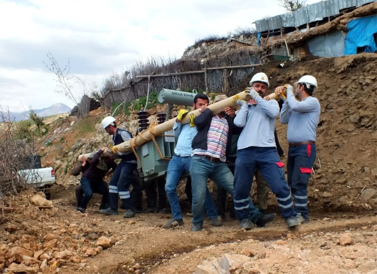 Dicle Elektrik Tepeleri Aşarak Yanan Trafoyu Değiştirdi