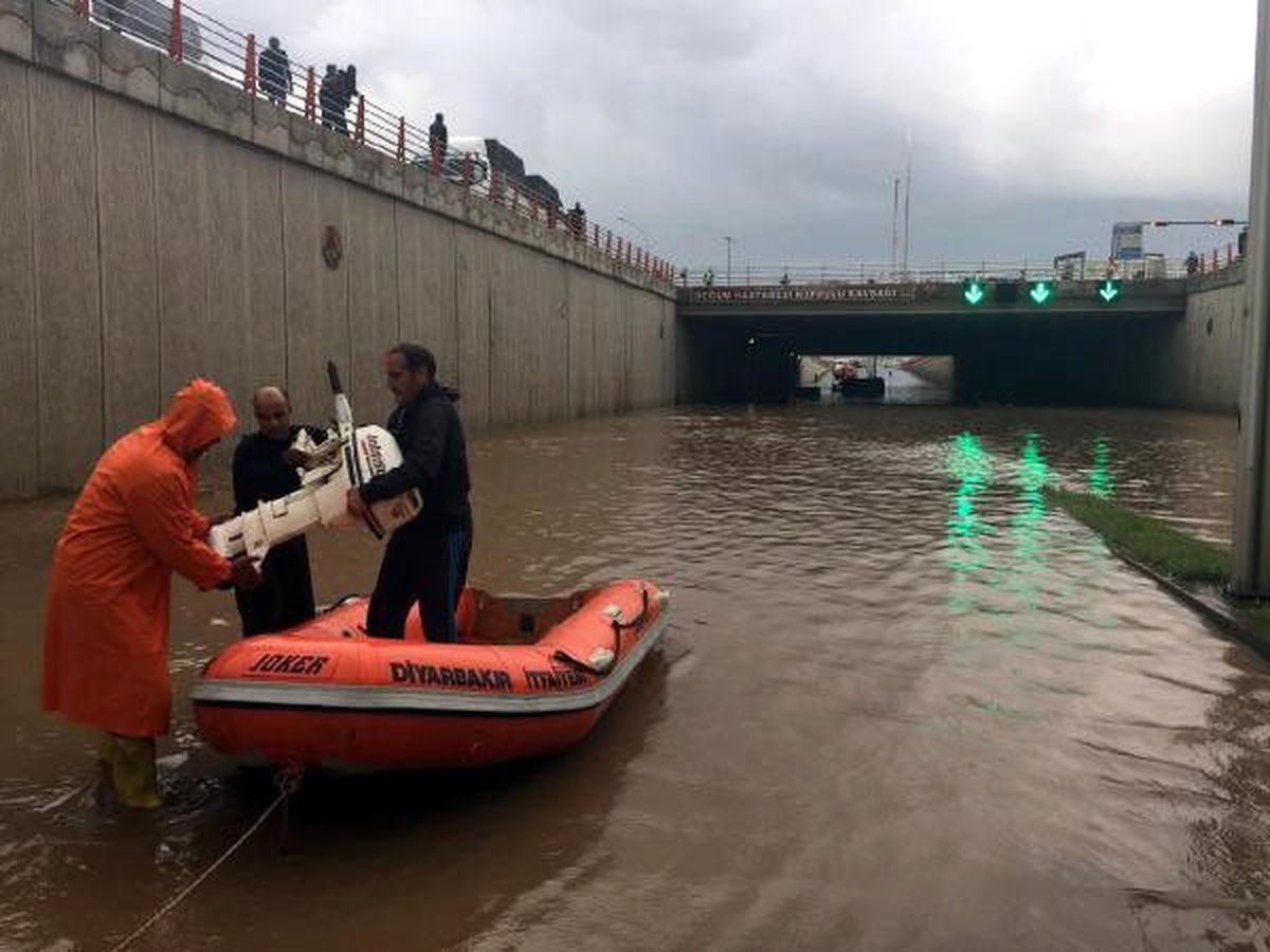 Diyarbakır\'da Yağmur Alt Geçidi Göle Çevirdi, 3 Araç Mahsur Kaldı
