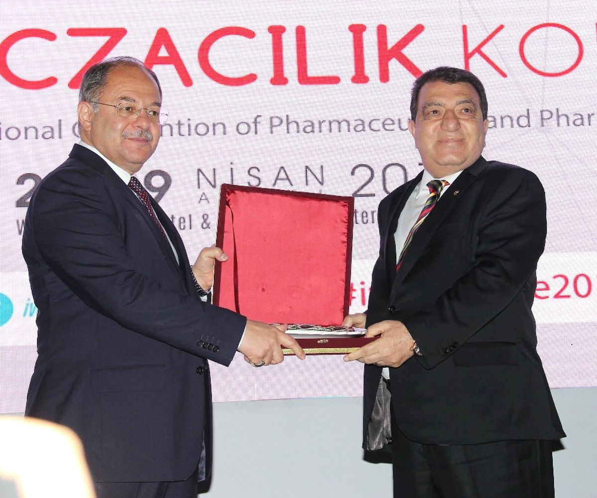 Ecz. Berat Beran\'a Sağlık Bakanından Teşekkür Plaketi