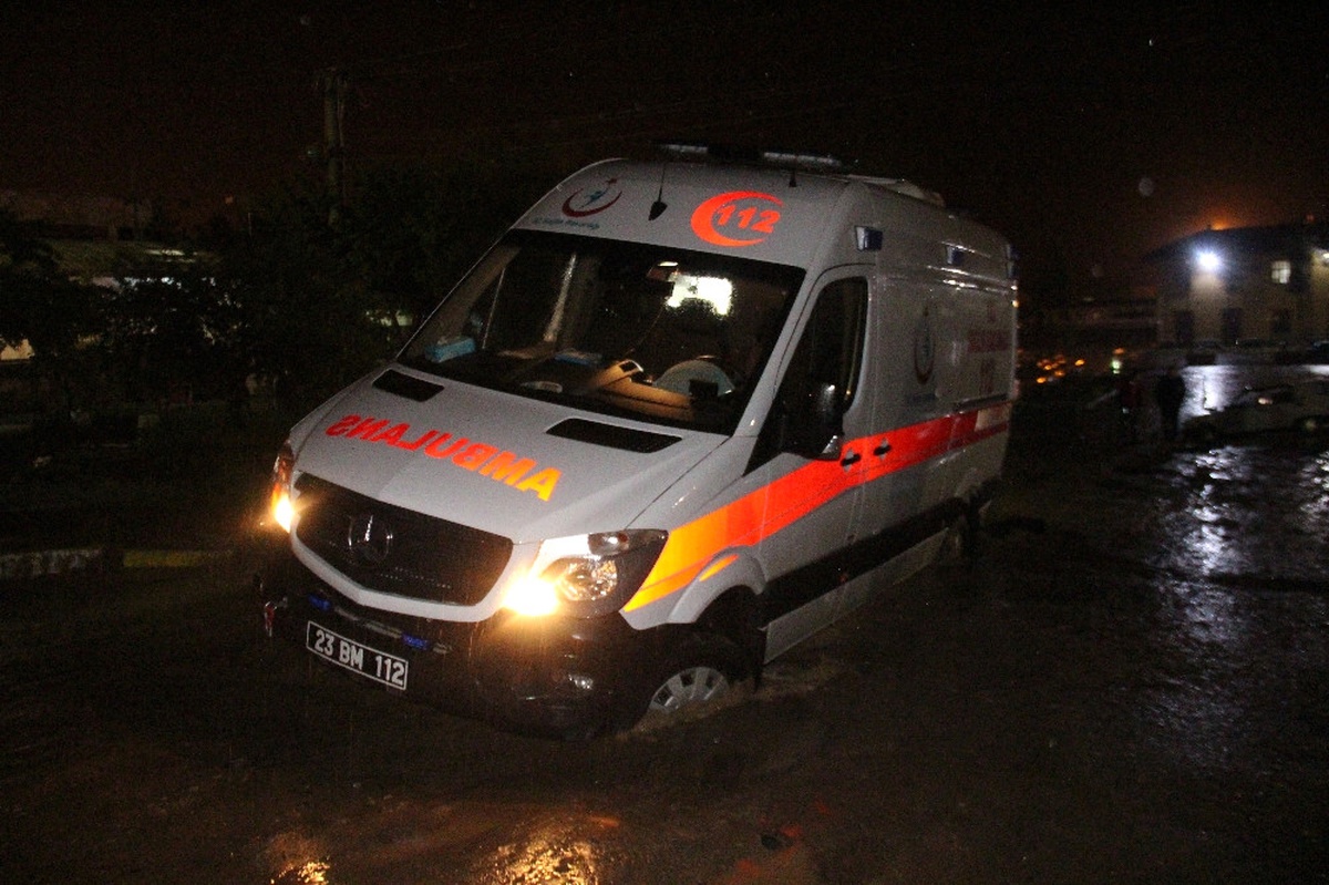 Elazığ\'da Yağış Dolayısıyla Çöken Yola Ambulans ve Otomobil Saplandı