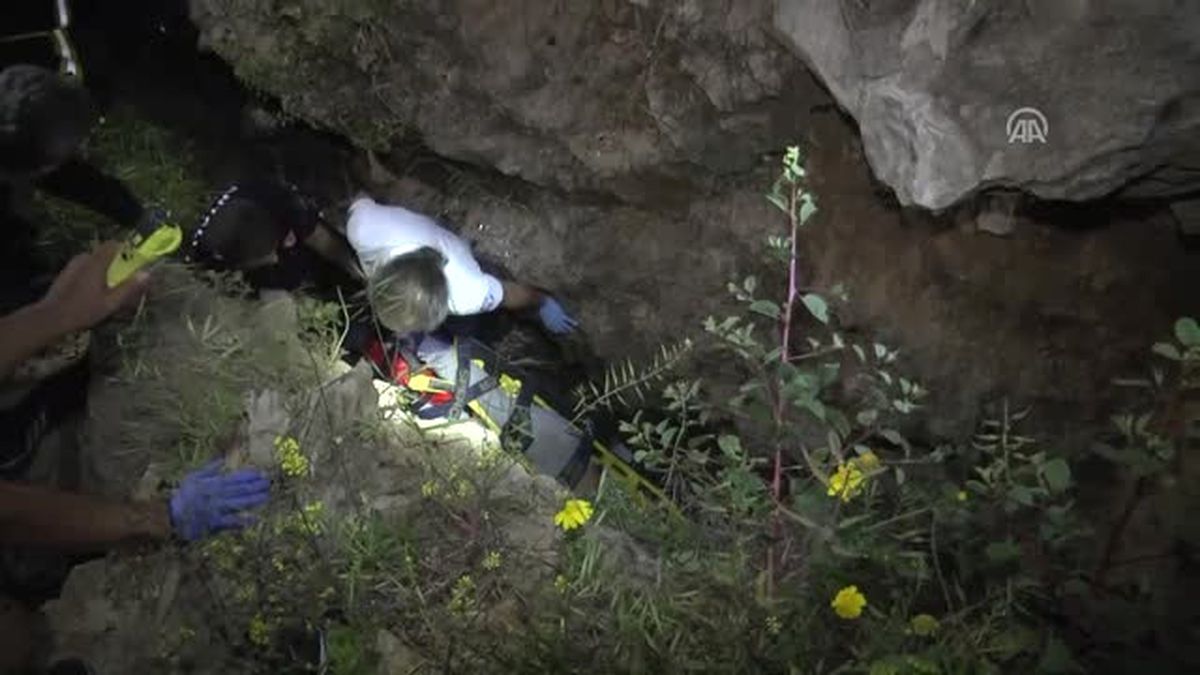 Falezlerden Düşen Kadını Polis ve İtfaiye Kurtardı