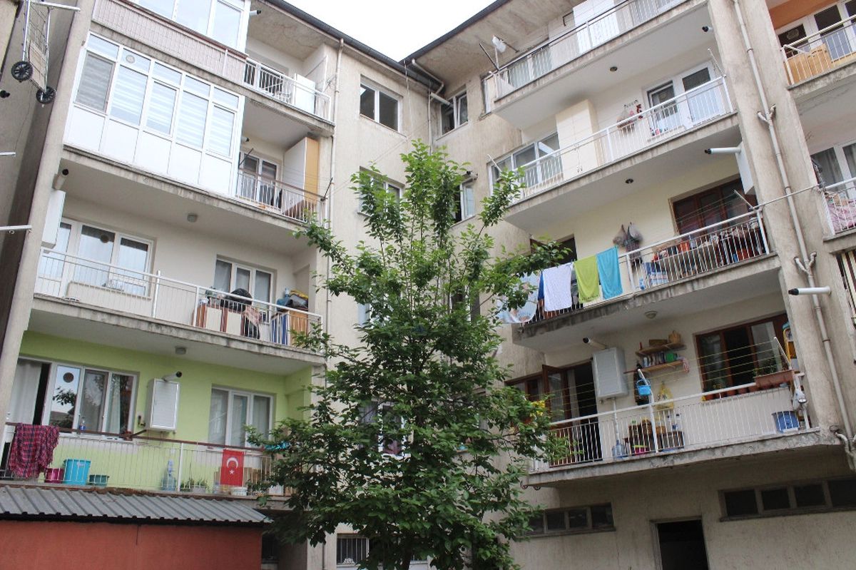 Fetö Sanığı Polisten Kaçarken Balkondan Düşerek Öldü