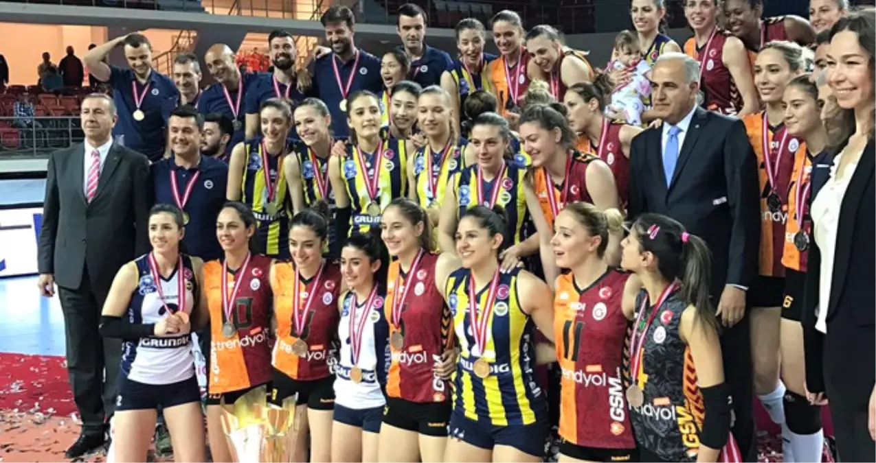 Galatasaray Voleybol Takımı Kaptanı, Fenerbahçe Maçı Sonrasında Emekli Oldu