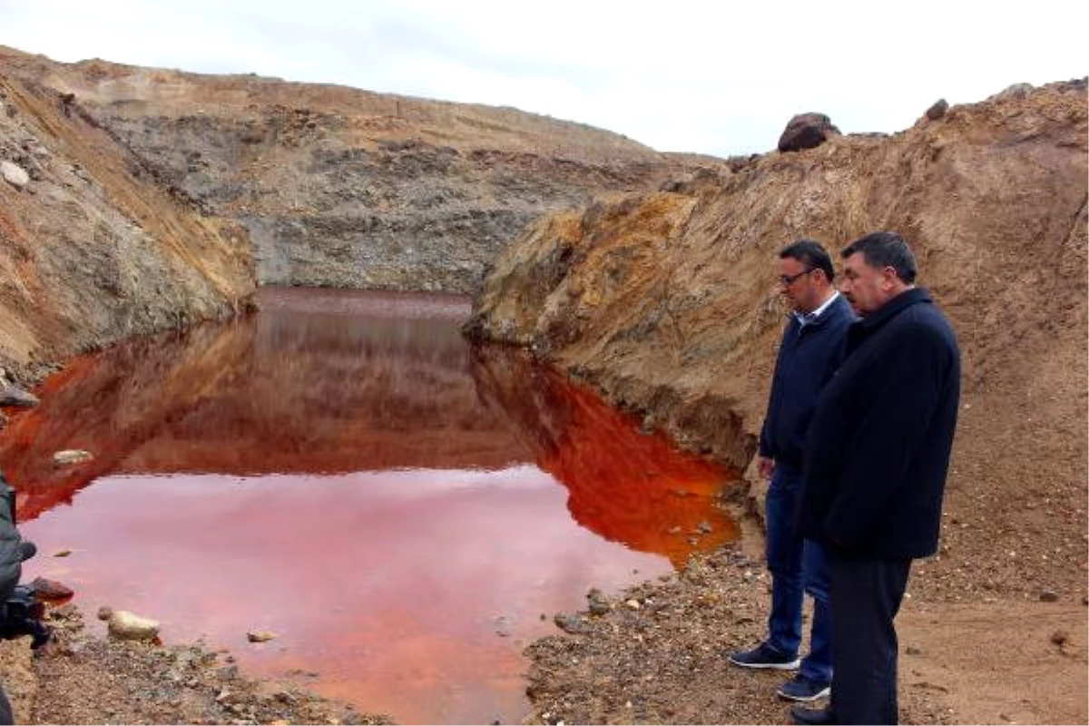 Gölet Kırmızı Renge Büründü