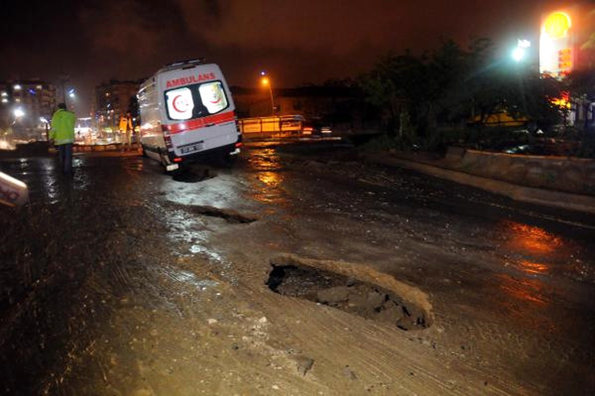 Hasta Taşıyan Ambulan Çöken Yolda Mahsur Kaldı