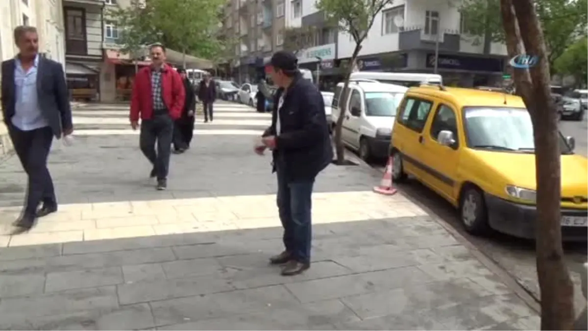 Kayıp Oğlunu, Sokak Sokak Gezerek Arıyor