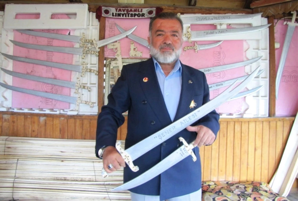 Kıbrıs Gazisi Ahşaptan Oyuncak Kılıç ve Hançer Yapıyor