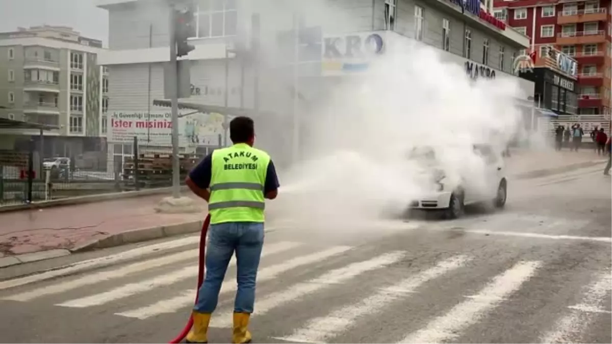 Kırmızı Işıkta Alev Alan Otomobil Sulama Aracıyla Söndürüldü