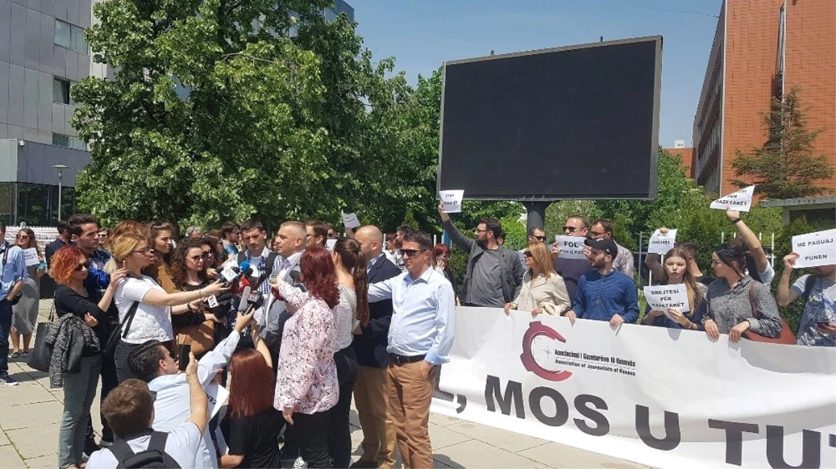 Kosovalı Gazetecilerden "Korkma, Konuş" Eylemi