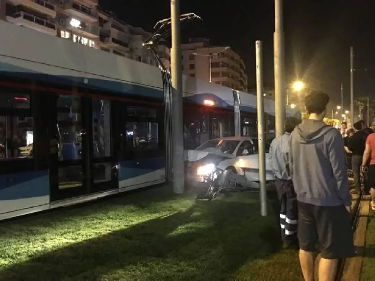 Nikah Sarayı Çıkışında, Otomobil Tramvaya Çarptı