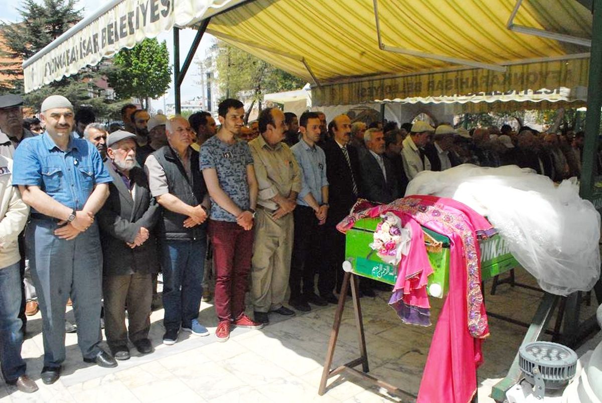 Nişanlı Çift Kazada Hayatını Kaybetti