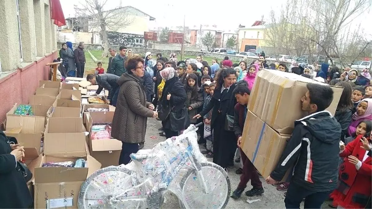 Öğrencilerin Hayalindeki Hediyeler, İstanbul\'dan Geldi