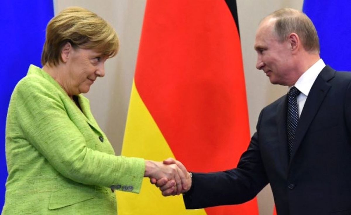 Putin, Merkel ile Bir Araya Geldi