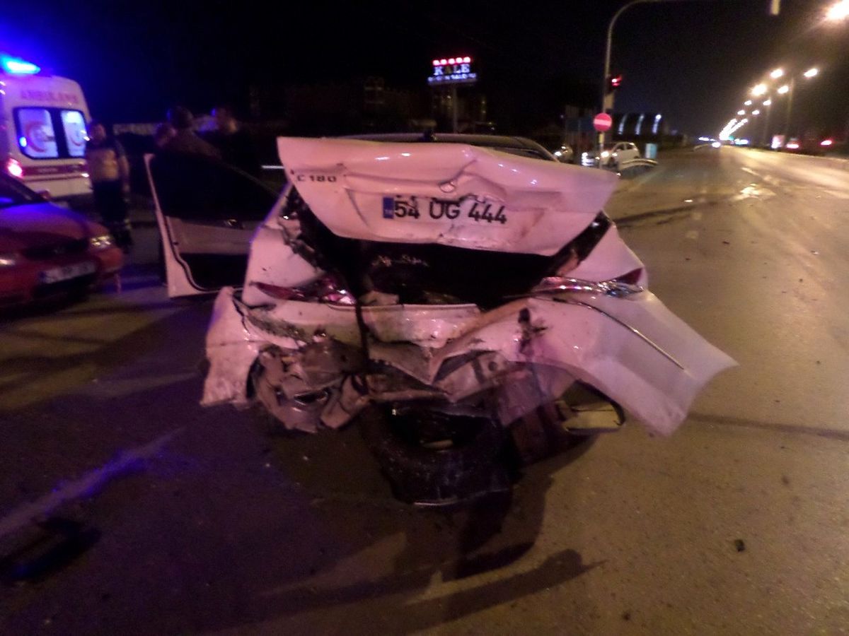 Sakarya\'da Zincirleme Trafik Kazası: 2 Yaralı