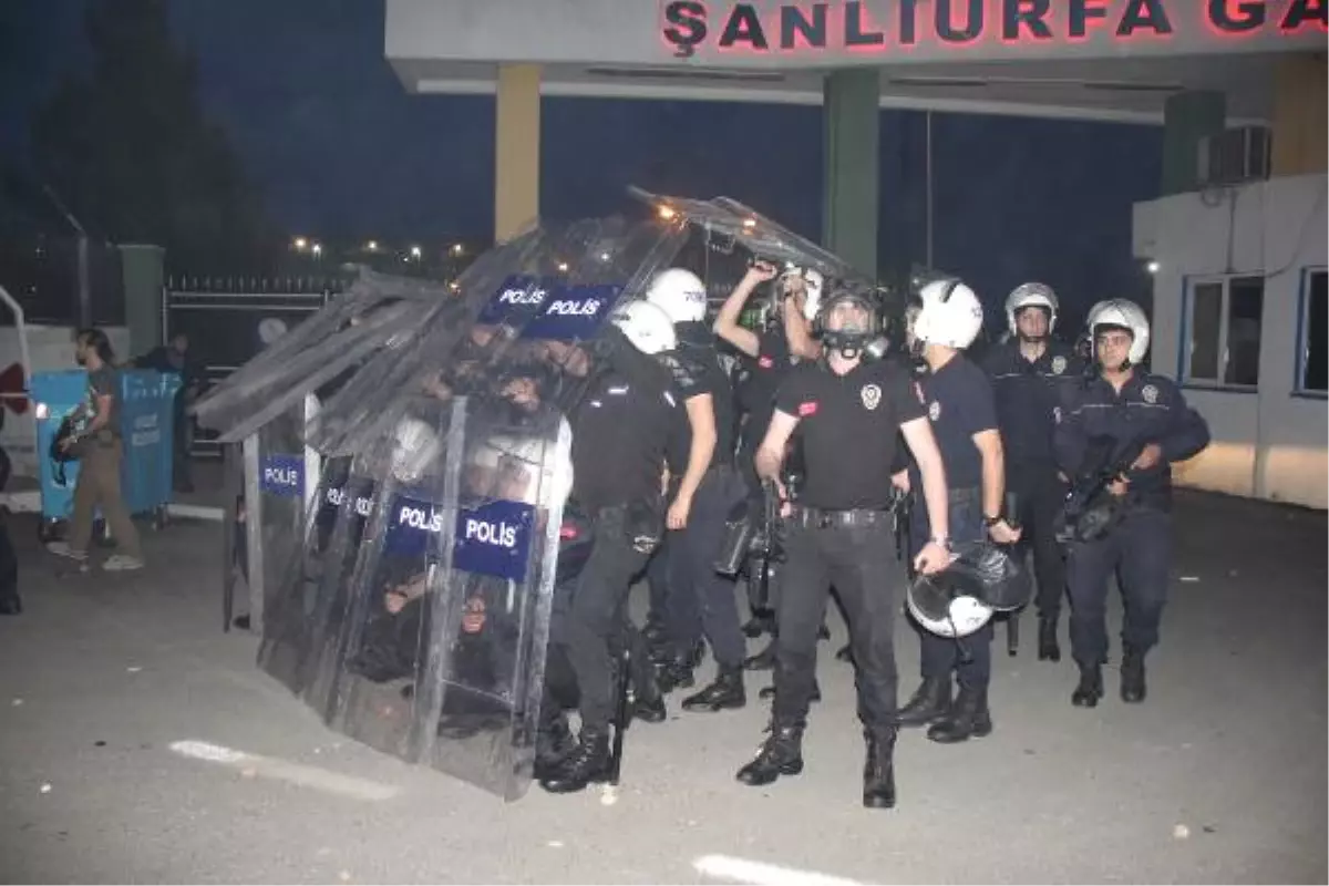 Şanlıurfa\'da Maç Sonrası Polise Taş Atan Gruba Müdahale