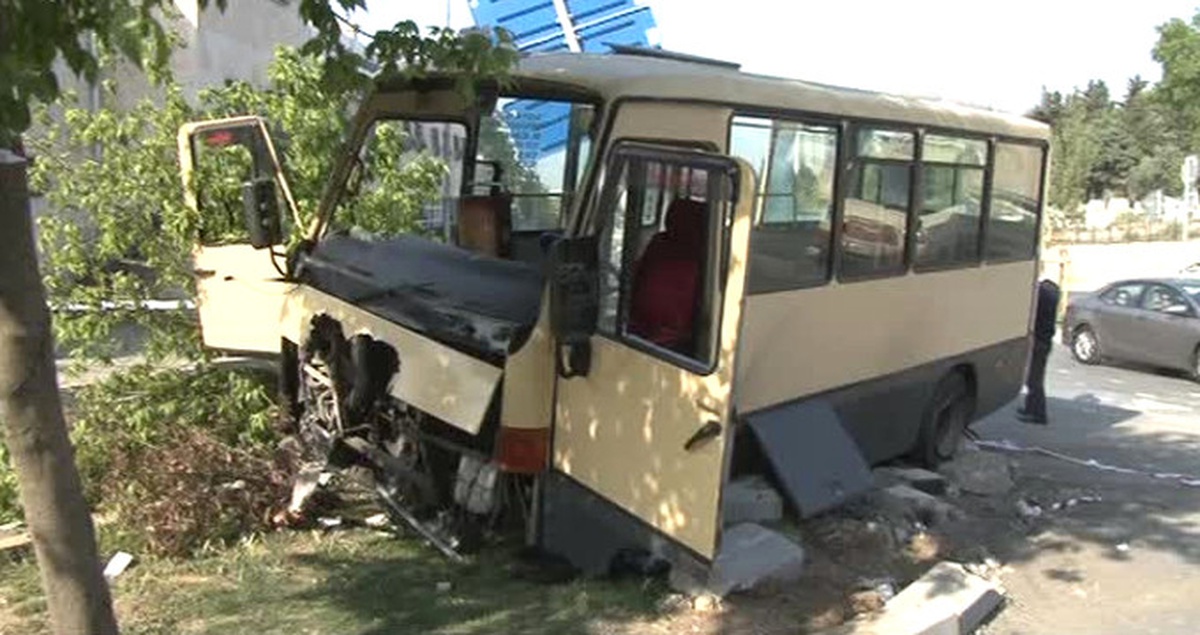 Sefaköy\'de Yolcu Minibüsü Kaza Yaptı: 6 Yaralı