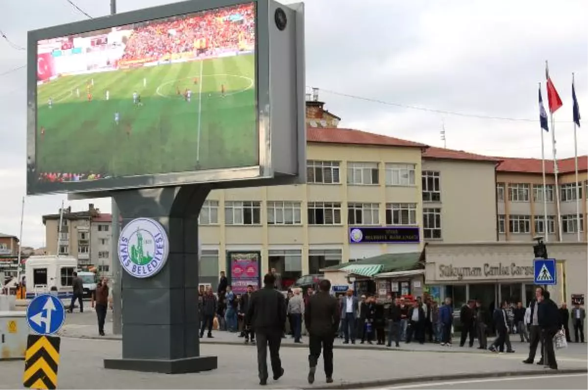 Sivaslılar, Göztepe Maçını Dev Ekrandan İzledi