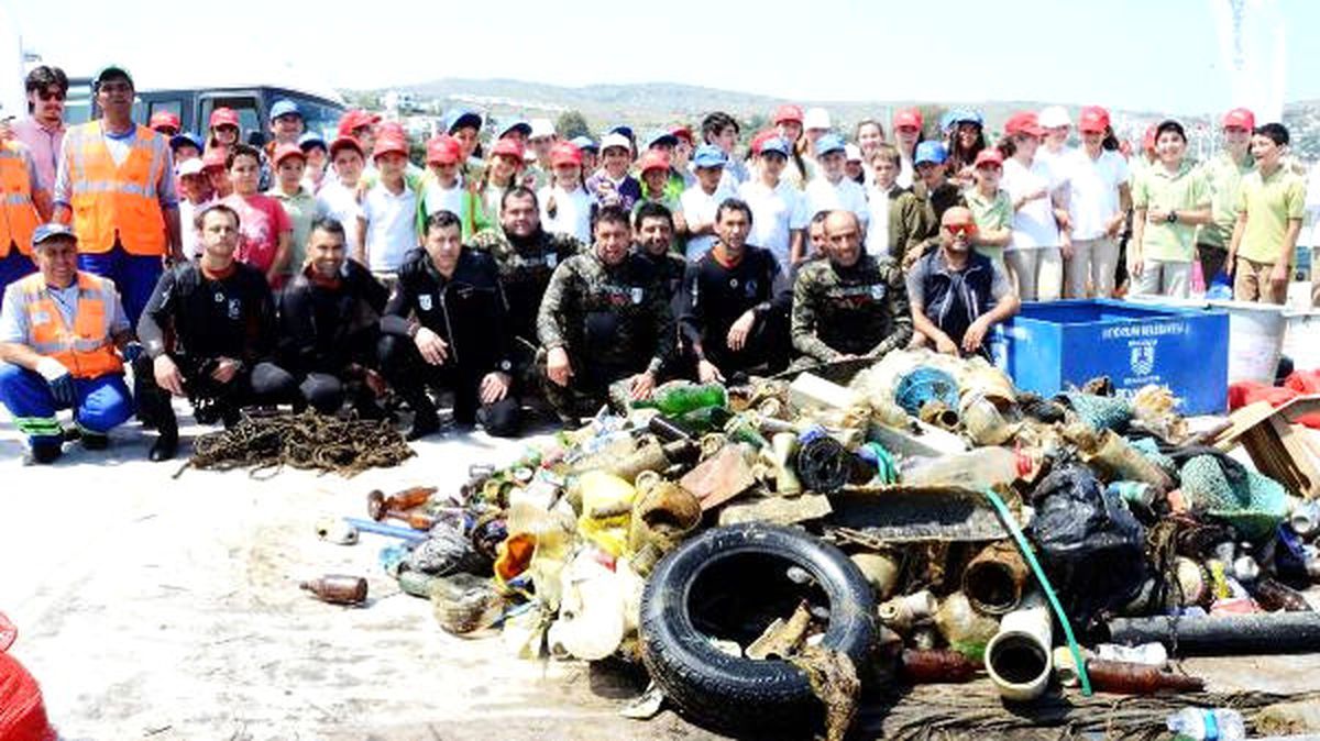 Sosyete Plajı\'nda Denizden Çıkanlar Şaşırttı