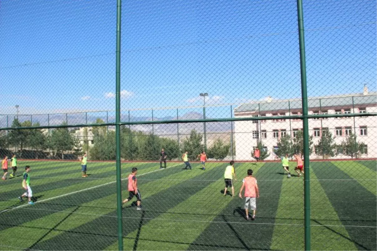 Suşehri\'nde Liseler Arası Futbol Turnuvası