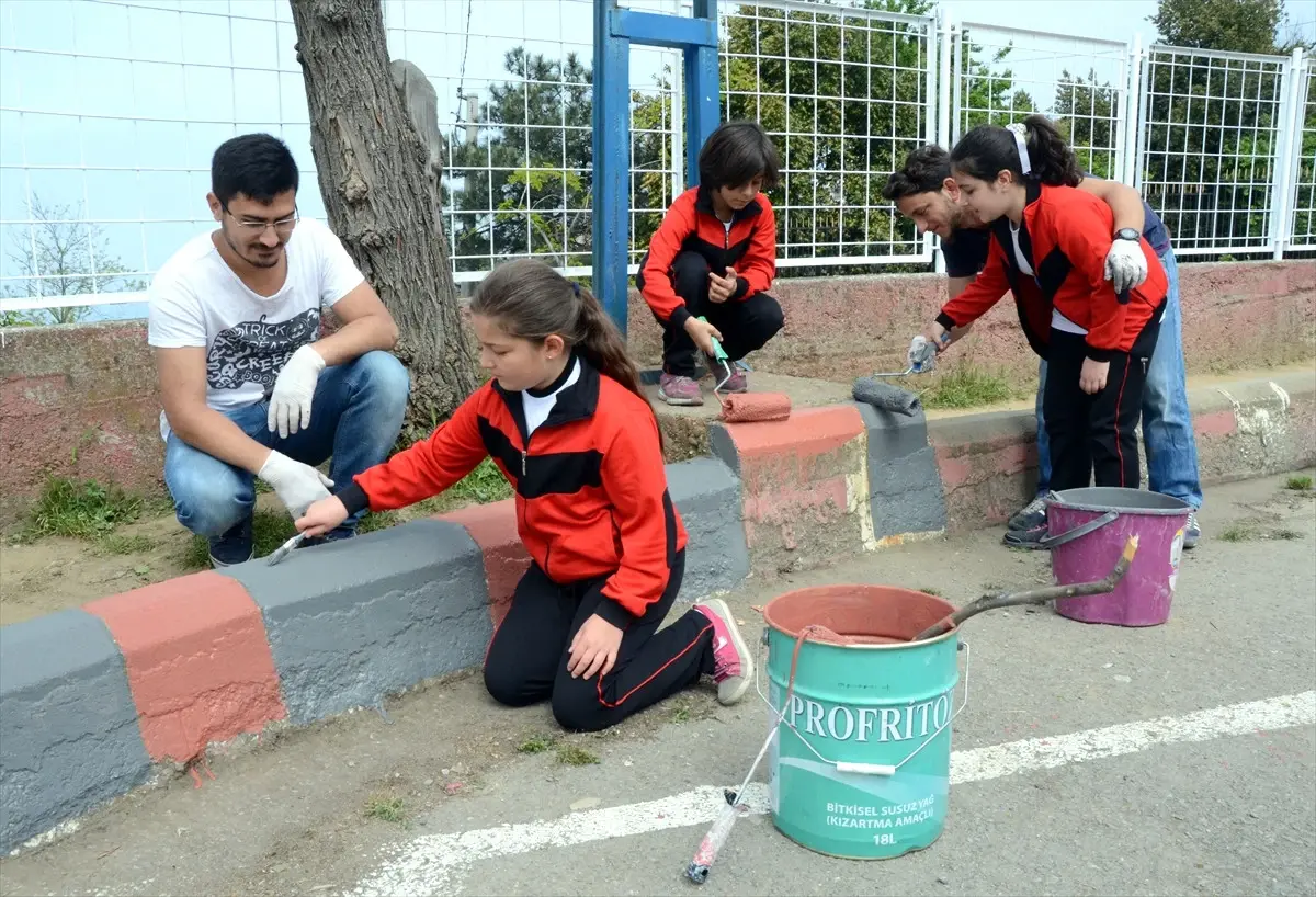 Üniversite Öğrencileri İlkokulu Boyadı