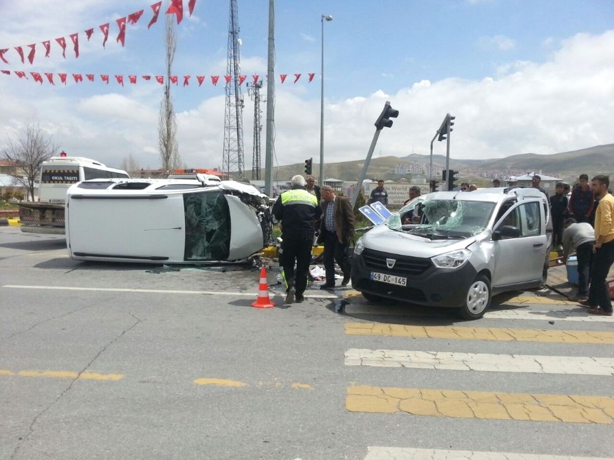 Van\'da Trafik Kazası; 2 Yaralı