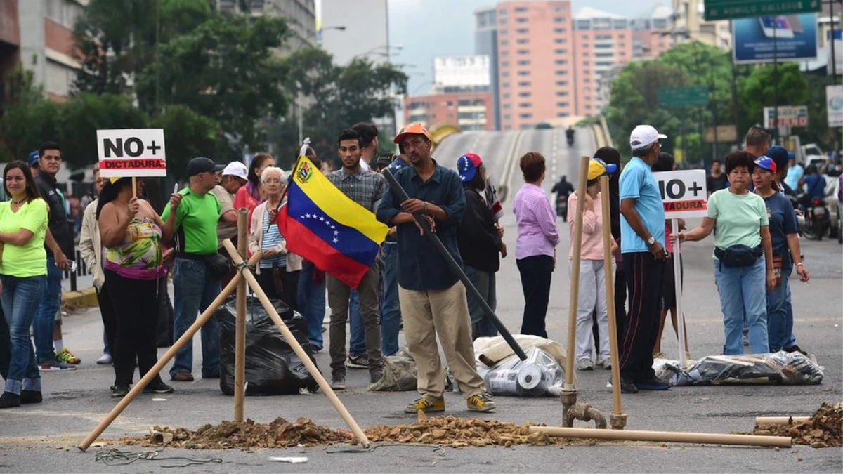 Venezuela\'da Göstericiler Yollara Barikat Kurdu