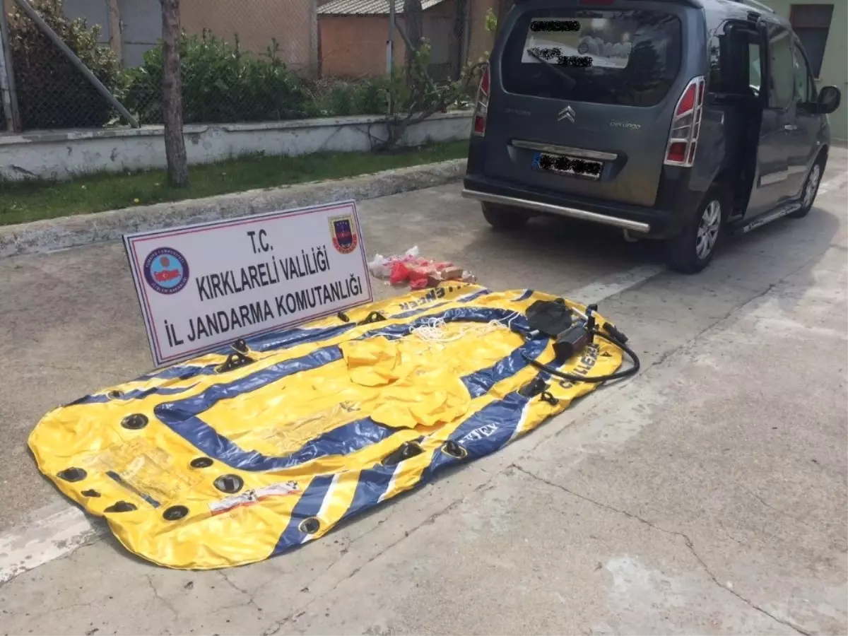 Yasa Dışı Göçmenleri Taşıyan Minibüsten Şişme Bot Çıktı
