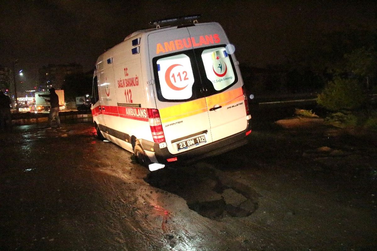 Yolda Mahsur Kalan Ambulanstaki Hastanın Yardımına Polis Yetişti