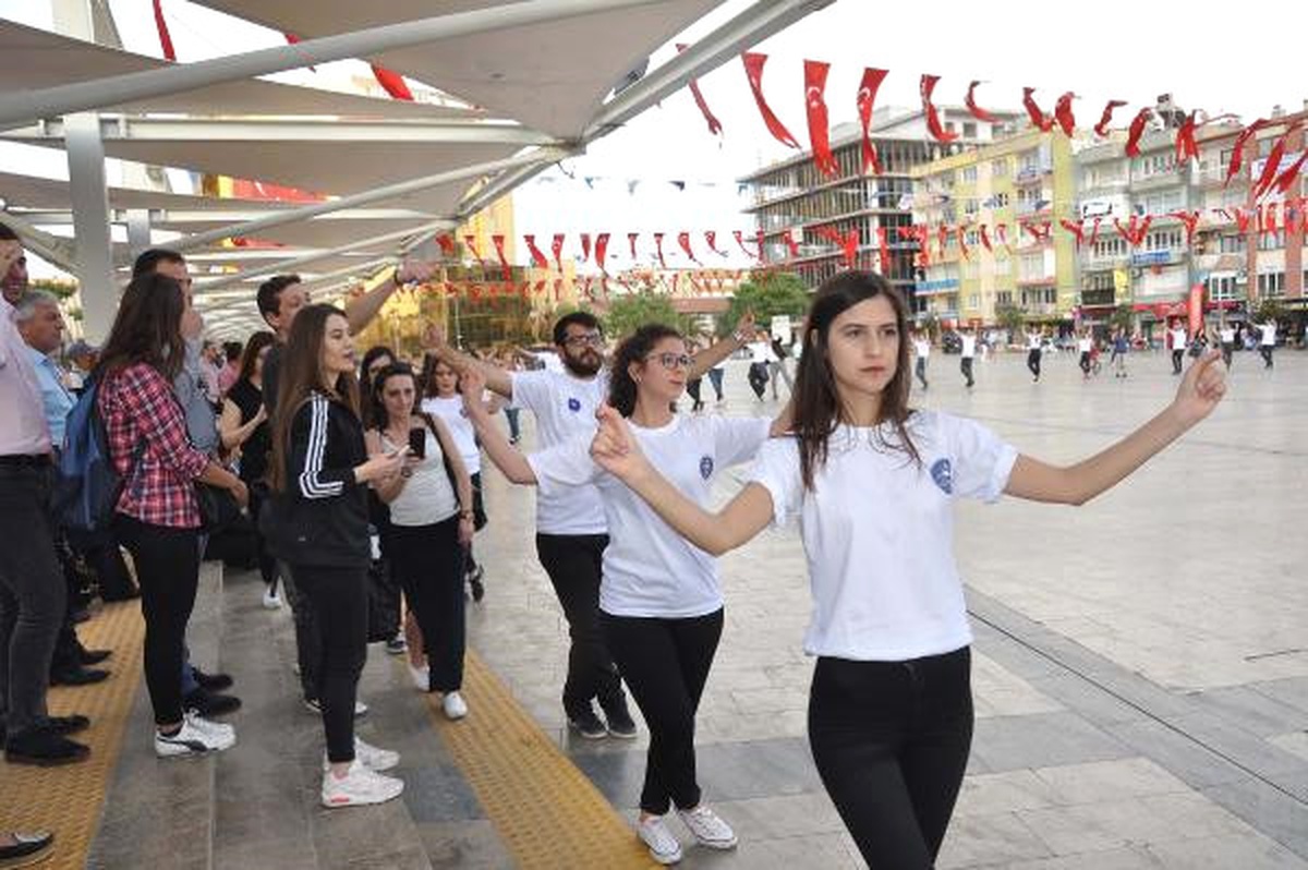 Zeybek Oyunu Provası Vatandaşlarla Renklendi