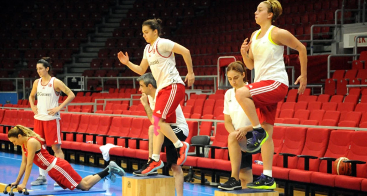 A Milli Kadın Basketbol Takımı Hazırlıklarını Sürdürüyor