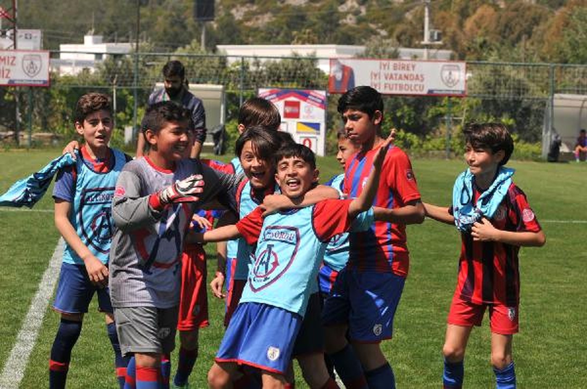 Altınordu Futbol Okulları\'nın Şenliği Coşkulu Görüntülere Sahne Oldu