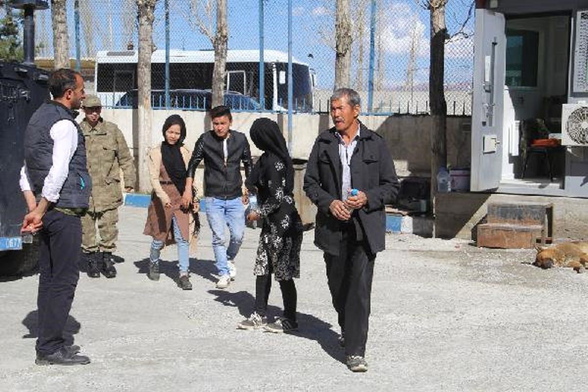 Başkale\'de 36 Afganlı Kaçak Şahıs Yakalandı