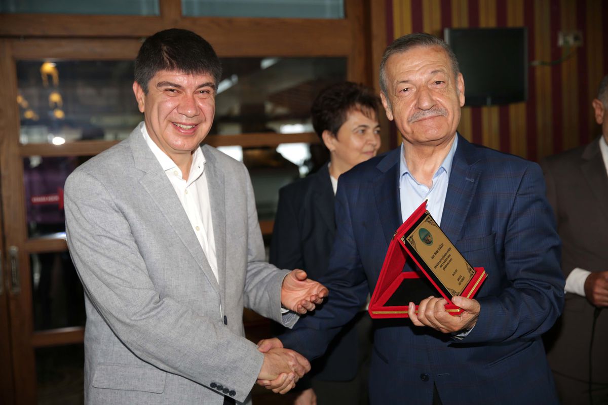 Başkan Türel\'den Antalya\'nın çınarlarına plaket