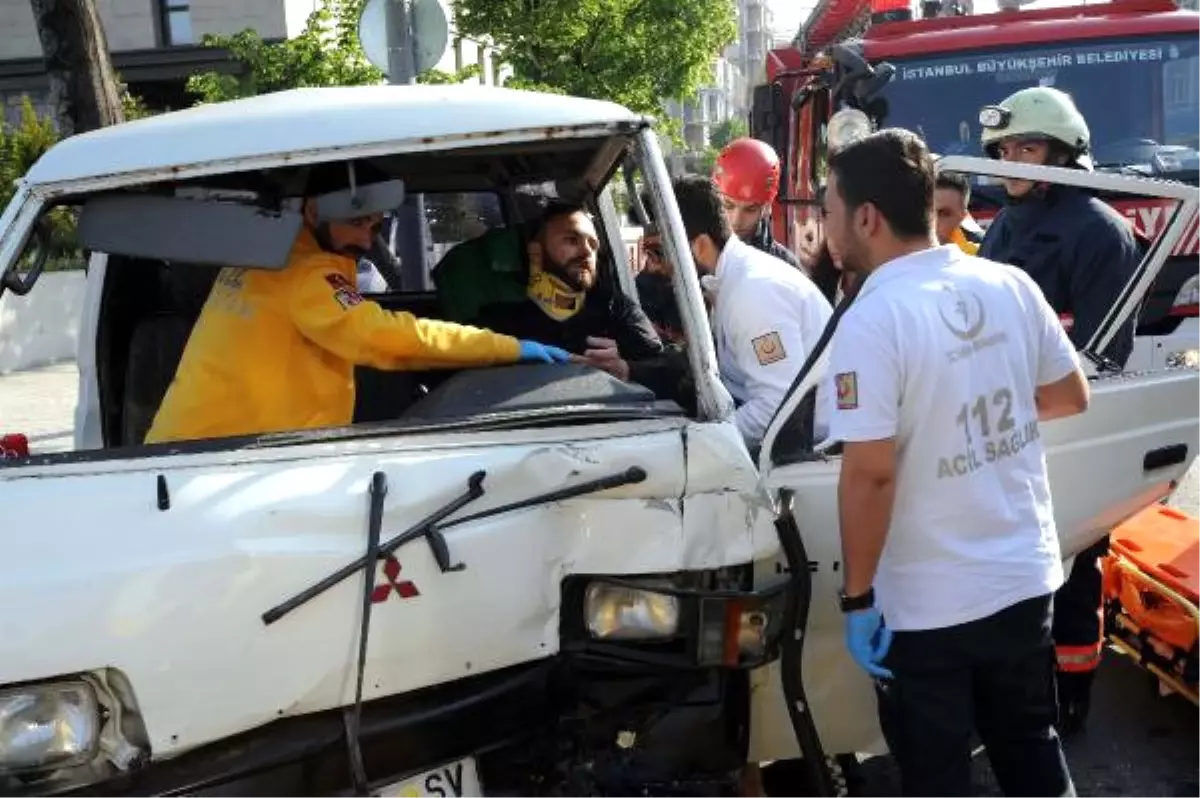 Belediye Otobüsüne Çarpan Sürücü Aracında Sıkıştı