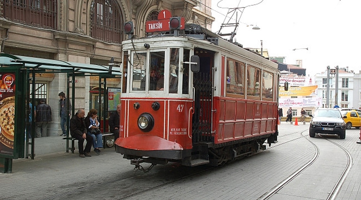 Beyoğlu\'nun Simgesi Tarihi Tramvay Yenileniyor