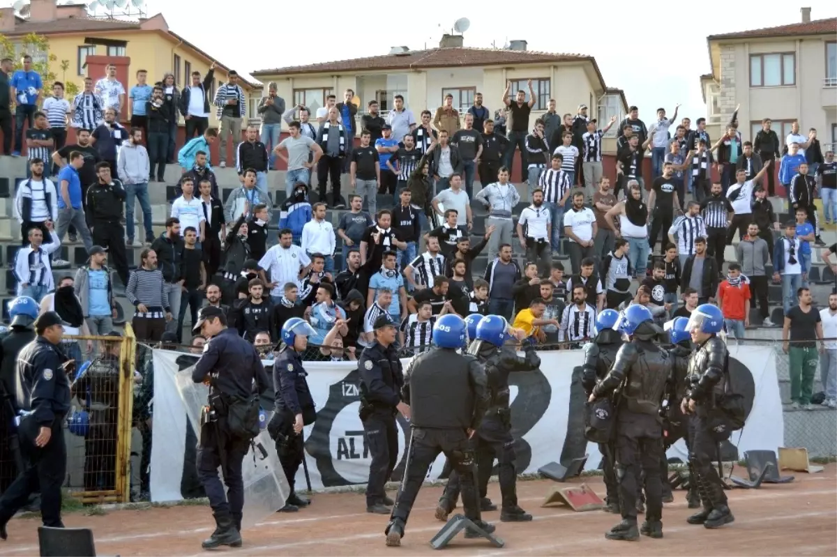 Altay Taraftarları, Maç Bitimi Güvenlik Güçlerine Koltuk Attı