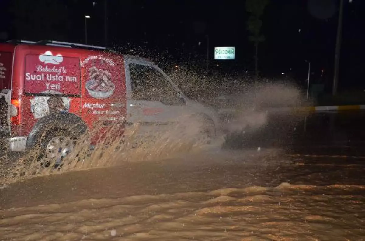 Denizli\'de Sağanak Yağış Yaşamı Etkiledi