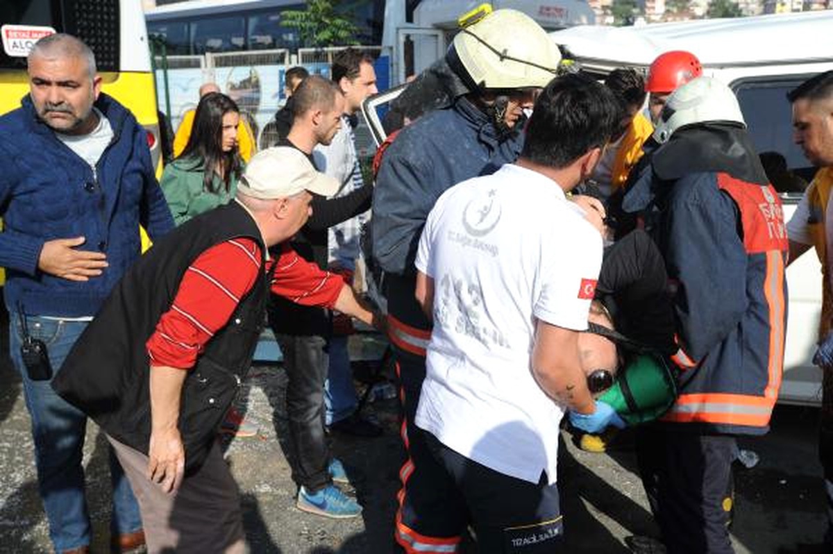 Dha İstanbul -  Belediye Otobüsüne Çarpan Sürücü Aracında Sıkıştı